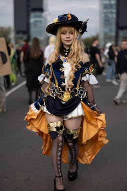 Bükreş, Romanya - 27 Nisan 2025: Doğu Avrupa Comic Con 'da Cosplayers. Çizgi roman, film, TV dizisi, bilim kurgu ve fantezi, oyun, Japon kültürü, Anime, Manga, tahta oyunları, kart oyunları ve son olarak da teknoloji oyunlarını seviyorlar..