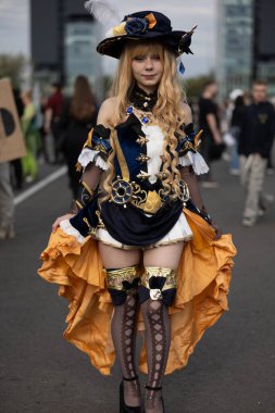 Bükreş, Romanya - 27 Nisan 2025: Doğu Avrupa Comic Con 'da Cosplayers. Çizgi roman, film, TV dizisi, bilim kurgu ve fantezi, oyun, Japon kültürü, Anime, Manga, tahta oyunları, kart oyunları ve son olarak da teknoloji oyunlarını seviyorlar..