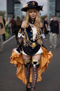 Bükreş, Romanya - 27 Nisan 2025: Doğu Avrupa Comic Con 'da Cosplayers. Çizgi roman, film, TV dizisi, bilim kurgu ve fantezi, oyun, Japon kültürü, Anime, Manga, tahta oyunları, kart oyunları ve son olarak da teknoloji oyunlarını seviyorlar..