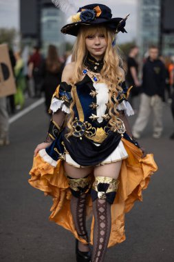 Bükreş, Romanya - 27 Nisan 2025: Doğu Avrupa Comic Con 'da Cosplayers. Çizgi roman, film, TV dizisi, bilim kurgu ve fantezi, oyun, Japon kültürü, Anime, Manga, tahta oyunları, kart oyunları ve son olarak da teknoloji oyunlarını seviyorlar..