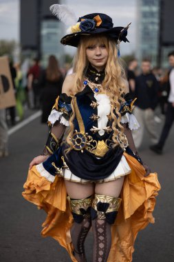 Bükreş, Romanya - 27 Nisan 2025: Doğu Avrupa Comic Con 'da Cosplayers. Çizgi roman, film, TV dizisi, bilim kurgu ve fantezi, oyun, Japon kültürü, Anime, Manga, tahta oyunları, kart oyunları ve son olarak da teknoloji oyunlarını seviyorlar..