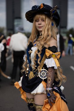 Bükreş, Romanya - 27 Nisan 2025: Doğu Avrupa Comic Con 'da Cosplayers. Çizgi roman, film, TV dizisi, bilim kurgu ve fantezi, oyun, Japon kültürü, Anime, Manga, tahta oyunları, kart oyunları ve son olarak da teknoloji oyunlarını seviyorlar..