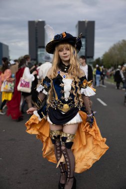 Bükreş, Romanya - 27 Nisan 2025: Doğu Avrupa Comic Con 'da Cosplayers. Çizgi roman, film, TV dizisi, bilim kurgu ve fantezi, oyun, Japon kültürü, Anime, Manga, tahta oyunları, kart oyunları ve son olarak da teknoloji oyunlarını seviyorlar..