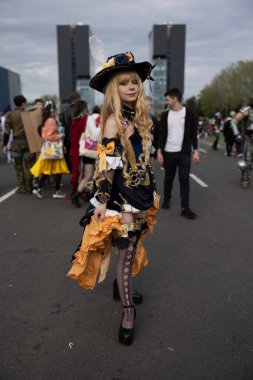 Bükreş, Romanya - 27 Nisan 2025: Doğu Avrupa Comic Con 'da Cosplayers. Çizgi roman, film, TV dizisi, bilim kurgu ve fantezi, oyun, Japon kültürü, Anime, Manga, tahta oyunları, kart oyunları ve son olarak da teknoloji oyunlarını seviyorlar..