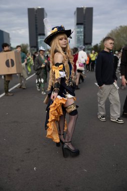 Bükreş, Romanya - 27 Nisan 2025: Doğu Avrupa Comic Con 'da Cosplayers. Çizgi roman, film, TV dizisi, bilim kurgu ve fantezi, oyun, Japon kültürü, Anime, Manga, tahta oyunları, kart oyunları ve son olarak da teknoloji oyunlarını seviyorlar..