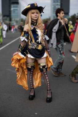 Bükreş, Romanya - 27 Nisan 2025: Doğu Avrupa Comic Con 'da Cosplayers. Çizgi roman, film, TV dizisi, bilim kurgu ve fantezi, oyun, Japon kültürü, Anime, Manga, tahta oyunları, kart oyunları ve son olarak da teknoloji oyunlarını seviyorlar..