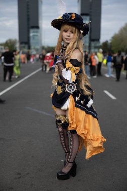 Bükreş, Romanya - 27 Nisan 2025: Doğu Avrupa Comic Con 'da Cosplayers. Çizgi roman, film, TV dizisi, bilim kurgu ve fantezi, oyun, Japon kültürü, Anime, Manga, tahta oyunları, kart oyunları ve son olarak da teknoloji oyunlarını seviyorlar..