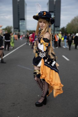 Bükreş, Romanya - 27 Nisan 2025: Doğu Avrupa Comic Con 'da Cosplayers. Çizgi roman, film, TV dizisi, bilim kurgu ve fantezi, oyun, Japon kültürü, Anime, Manga, tahta oyunları, kart oyunları ve son olarak da teknoloji oyunlarını seviyorlar..