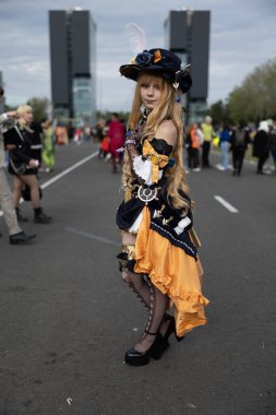 Bükreş, Romanya - 27 Nisan 2025: Doğu Avrupa Comic Con 'da Cosplayers. Çizgi roman, film, TV dizisi, bilim kurgu ve fantezi, oyun, Japon kültürü, Anime, Manga, tahta oyunları, kart oyunları ve son olarak da teknoloji oyunlarını seviyorlar..