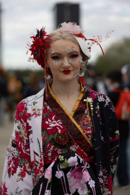 Bükreş, Romanya - 27 Nisan 2025: Doğu Avrupa Comic Con 'da Cosplayers. Çizgi roman, film, TV dizisi, bilim kurgu ve fantezi, oyun, Japon kültürü, Anime, Manga, tahta oyunları, kart oyunları ve son olarak da teknoloji oyunlarını seviyorlar..