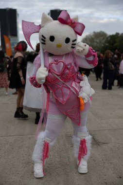 Bükreş, Romanya - 27 Nisan 2025: Doğu Avrupa Comic Con 'da Cosplayers. Çizgi roman, film, TV dizisi, bilim kurgu ve fantezi, oyun, Japon kültürü, Anime, Manga, tahta oyunları, kart oyunları ve son olarak da teknoloji oyunlarını seviyorlar..