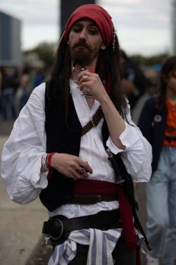 Bükreş, Romanya - 27 Nisan 2025: Doğu Avrupa Comic Con 'da Cosplayers. Çizgi roman, film, TV dizisi, bilim kurgu ve fantezi, oyun, Japon kültürü, Anime, Manga, tahta oyunları, kart oyunları ve son olarak da teknoloji oyunlarını seviyorlar..