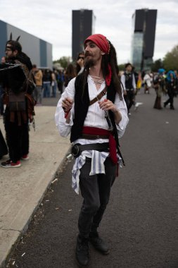 Bükreş, Romanya - 27 Nisan 2025: Doğu Avrupa Comic Con 'da Cosplayers. Çizgi roman, film, TV dizisi, bilim kurgu ve fantezi, oyun, Japon kültürü, Anime, Manga, tahta oyunları, kart oyunları ve son olarak da teknoloji oyunlarını seviyorlar..