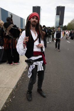 Bükreş, Romanya - 27 Nisan 2025: Doğu Avrupa Comic Con 'da Cosplayers. Çizgi roman, film, TV dizisi, bilim kurgu ve fantezi, oyun, Japon kültürü, Anime, Manga, tahta oyunları, kart oyunları ve son olarak da teknoloji oyunlarını seviyorlar..