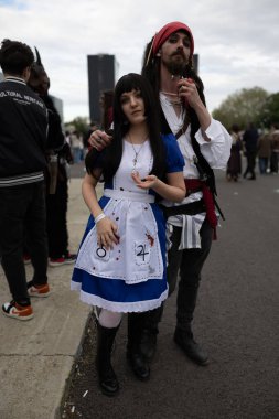 Bükreş, Romanya - 27 Nisan 2025: Doğu Avrupa Comic Con 'da Cosplayers. Çizgi roman, film, TV dizisi, bilim kurgu ve fantezi, oyun, Japon kültürü, Anime, Manga, tahta oyunları, kart oyunları ve son olarak da teknoloji oyunlarını seviyorlar..