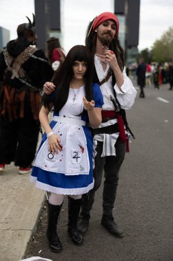 Bükreş, Romanya - 27 Nisan 2025: Doğu Avrupa Comic Con 'da Cosplayers. Çizgi roman, film, TV dizisi, bilim kurgu ve fantezi, oyun, Japon kültürü, Anime, Manga, tahta oyunları, kart oyunları ve son olarak da teknoloji oyunlarını seviyorlar..