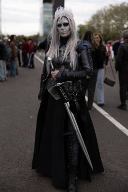 Bükreş, Romanya - 27 Nisan 2025: Doğu Avrupa Comic Con 'da Cosplayers. Çizgi roman, film, TV dizisi, bilim kurgu ve fantezi, oyun, Japon kültürü, Anime, Manga, tahta oyunları, kart oyunları ve son olarak da teknoloji oyunlarını seviyorlar..