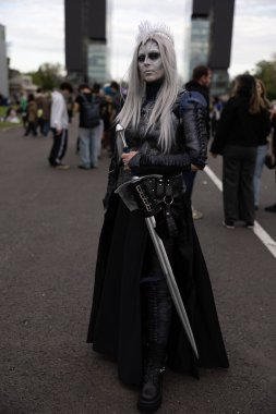 Bükreş, Romanya - 27 Nisan 2025: Doğu Avrupa Comic Con 'da Cosplayers. Çizgi roman, film, TV dizisi, bilim kurgu ve fantezi, oyun, Japon kültürü, Anime, Manga, tahta oyunları, kart oyunları ve son olarak da teknoloji oyunlarını seviyorlar..