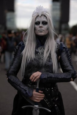 Bükreş, Romanya - 27 Nisan 2025: Doğu Avrupa Comic Con 'da Cosplayers. Çizgi roman, film, TV dizisi, bilim kurgu ve fantezi, oyun, Japon kültürü, Anime, Manga, tahta oyunları, kart oyunları ve son olarak da teknoloji oyunlarını seviyorlar..