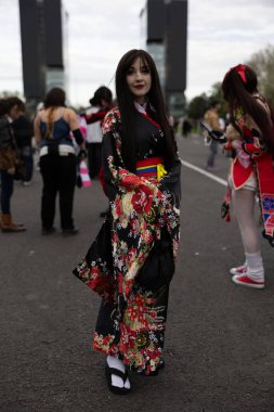 Bükreş, Romanya - 27 Nisan 2025: Doğu Avrupa Comic Con 'da Cosplayers. Çizgi roman, film, TV dizisi, bilim kurgu ve fantezi, oyun, Japon kültürü, Anime, Manga, tahta oyunları, kart oyunları ve son olarak da teknoloji oyunlarını seviyorlar..