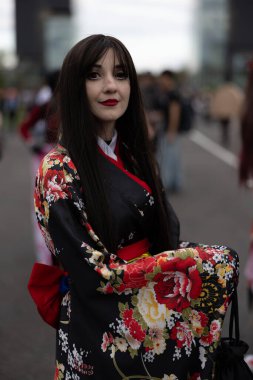 Bükreş, Romanya - 27 Nisan 2025: Doğu Avrupa Comic Con 'da Cosplayers. Çizgi roman, film, TV dizisi, bilim kurgu ve fantezi, oyun, Japon kültürü, Anime, Manga, tahta oyunları, kart oyunları ve son olarak da teknoloji oyunlarını seviyorlar..