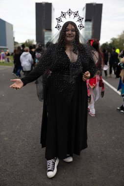 Bükreş, Romanya - 27 Nisan 2025: Doğu Avrupa Comic Con 'da Cosplayers. Çizgi roman, film, TV dizisi, bilim kurgu ve fantezi, oyun, Japon kültürü, Anime, Manga, tahta oyunları, kart oyunları ve son olarak da teknoloji oyunlarını seviyorlar..