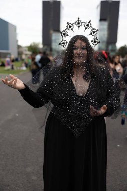 Bükreş, Romanya - 27 Nisan 2025: Doğu Avrupa Comic Con 'da Cosplayers. Çizgi roman, film, TV dizisi, bilim kurgu ve fantezi, oyun, Japon kültürü, Anime, Manga, tahta oyunları, kart oyunları ve son olarak da teknoloji oyunlarını seviyorlar..