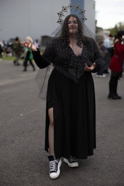 Bükreş, Romanya - 27 Nisan 2025: Doğu Avrupa Comic Con 'da Cosplayers. Çizgi roman, film, TV dizisi, bilim kurgu ve fantezi, oyun, Japon kültürü, Anime, Manga, tahta oyunları, kart oyunları ve son olarak da teknoloji oyunlarını seviyorlar..