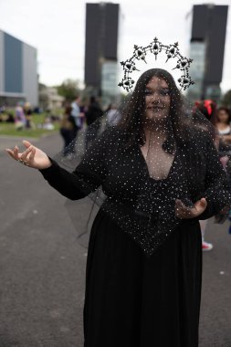 Bükreş, Romanya - 27 Nisan 2025: Doğu Avrupa Comic Con 'da Cosplayers. Çizgi roman, film, TV dizisi, bilim kurgu ve fantezi, oyun, Japon kültürü, Anime, Manga, tahta oyunları, kart oyunları ve son olarak da teknoloji oyunlarını seviyorlar..