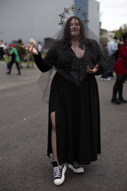 Bükreş, Romanya - 27 Nisan 2025: Doğu Avrupa Comic Con 'da Cosplayers. Çizgi roman, film, TV dizisi, bilim kurgu ve fantezi, oyun, Japon kültürü, Anime, Manga, tahta oyunları, kart oyunları ve son olarak da teknoloji oyunlarını seviyorlar..