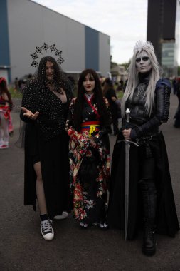 Bükreş, Romanya - 27 Nisan 2025: Doğu Avrupa Comic Con 'da Cosplayers. Çizgi roman, film, TV dizisi, bilim kurgu ve fantezi, oyun, Japon kültürü, Anime, Manga, tahta oyunları, kart oyunları ve son olarak da teknoloji oyunlarını seviyorlar..
