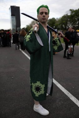 Bükreş, Romanya - 27 Nisan 2025: Doğu Avrupa Comic Con 'da Cosplayers. Çizgi roman, film, TV dizisi, bilim kurgu ve fantezi, oyun, Japon kültürü, Anime, Manga, tahta oyunları, kart oyunları ve son olarak da teknoloji oyunlarını seviyorlar..
