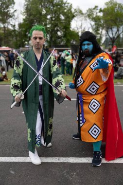 Bükreş, Romanya - 27 Nisan 2025: Doğu Avrupa Comic Con 'da Cosplayers. Çizgi roman, film, TV dizisi, bilim kurgu ve fantezi, oyun, Japon kültürü, Anime, Manga, tahta oyunları, kart oyunları ve son olarak da teknoloji oyunlarını seviyorlar..