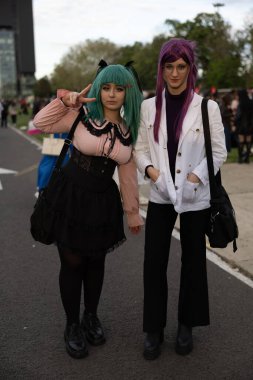 Bükreş, Romanya - 27 Nisan 2025: Doğu Avrupa Comic Con 'da Cosplayers. Çizgi roman, film, TV dizisi, bilim kurgu ve fantezi, oyun, Japon kültürü, Anime, Manga, tahta oyunları, kart oyunları ve son olarak da teknoloji oyunlarını seviyorlar..