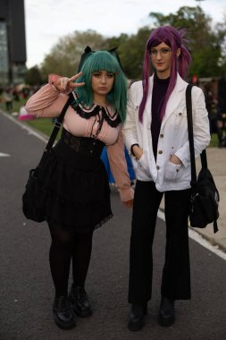 Bükreş, Romanya - 27 Nisan 2025: Doğu Avrupa Comic Con 'da Cosplayers. Çizgi roman, film, TV dizisi, bilim kurgu ve fantezi, oyun, Japon kültürü, Anime, Manga, tahta oyunları, kart oyunları ve son olarak da teknoloji oyunlarını seviyorlar..