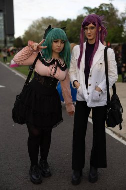 Bükreş, Romanya - 27 Nisan 2025: Doğu Avrupa Comic Con 'da Cosplayers. Çizgi roman, film, TV dizisi, bilim kurgu ve fantezi, oyun, Japon kültürü, Anime, Manga, tahta oyunları, kart oyunları ve son olarak da teknoloji oyunlarını seviyorlar..