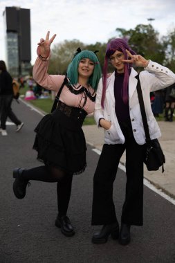 Bükreş, Romanya - 27 Nisan 2025: Doğu Avrupa Comic Con 'da Cosplayers. Çizgi roman, film, TV dizisi, bilim kurgu ve fantezi, oyun, Japon kültürü, Anime, Manga, tahta oyunları, kart oyunları ve son olarak da teknoloji oyunlarını seviyorlar..