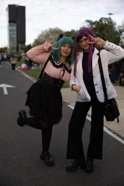 Bükreş, Romanya - 27 Nisan 2025: Doğu Avrupa Comic Con 'da Cosplayers. Çizgi roman, film, TV dizisi, bilim kurgu ve fantezi, oyun, Japon kültürü, Anime, Manga, tahta oyunları, kart oyunları ve son olarak da teknoloji oyunlarını seviyorlar..