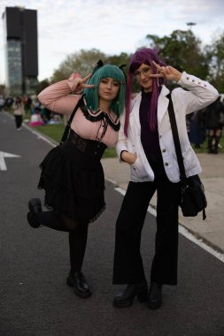 Bükreş, Romanya - 27 Nisan 2025: Doğu Avrupa Comic Con 'da Cosplayers. Çizgi roman, film, TV dizisi, bilim kurgu ve fantezi, oyun, Japon kültürü, Anime, Manga, tahta oyunları, kart oyunları ve son olarak da teknoloji oyunlarını seviyorlar..