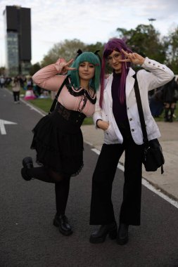 Bükreş, Romanya - 27 Nisan 2025: Doğu Avrupa Comic Con 'da Cosplayers. Çizgi roman, film, TV dizisi, bilim kurgu ve fantezi, oyun, Japon kültürü, Anime, Manga, tahta oyunları, kart oyunları ve son olarak da teknoloji oyunlarını seviyorlar..