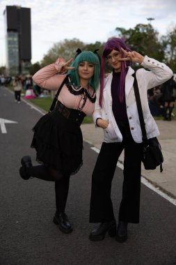 Bükreş, Romanya - 27 Nisan 2025: Doğu Avrupa Comic Con 'da Cosplayers. Çizgi roman, film, TV dizisi, bilim kurgu ve fantezi, oyun, Japon kültürü, Anime, Manga, tahta oyunları, kart oyunları ve son olarak da teknoloji oyunlarını seviyorlar..