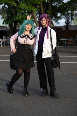 Bükreş, Romanya - 27 Nisan 2025: Doğu Avrupa Comic Con 'da Cosplayers. Çizgi roman, film, TV dizisi, bilim kurgu ve fantezi, oyun, Japon kültürü, Anime, Manga, tahta oyunları, kart oyunları ve son olarak da teknoloji oyunlarını seviyorlar..