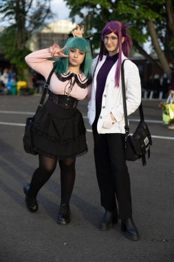 Bükreş, Romanya - 27 Nisan 2025: Doğu Avrupa Comic Con 'da Cosplayers. Çizgi roman, film, TV dizisi, bilim kurgu ve fantezi, oyun, Japon kültürü, Anime, Manga, tahta oyunları, kart oyunları ve son olarak da teknoloji oyunlarını seviyorlar..
