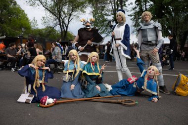 Bükreş, Romanya - 27 Nisan 2025: Doğu Avrupa Comic Con 'da Cosplayers. Çizgi roman, film, TV dizisi, bilim kurgu ve fantezi, oyun, Japon kültürü, Anime, Manga, tahta oyunları, kart oyunları ve son olarak da teknoloji oyunlarını seviyorlar..