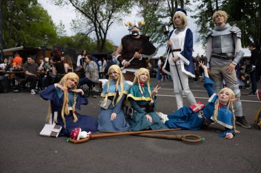 Bükreş, Romanya - 27 Nisan 2025: Doğu Avrupa Comic Con 'da Cosplayers. Çizgi roman, film, TV dizisi, bilim kurgu ve fantezi, oyun, Japon kültürü, Anime, Manga, tahta oyunları, kart oyunları ve son olarak da teknoloji oyunlarını seviyorlar..