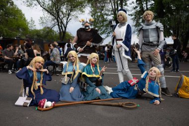 Bükreş, Romanya - 27 Nisan 2025: Doğu Avrupa Comic Con 'da Cosplayers. Çizgi roman, film, TV dizisi, bilim kurgu ve fantezi, oyun, Japon kültürü, Anime, Manga, tahta oyunları, kart oyunları ve son olarak da teknoloji oyunlarını seviyorlar..