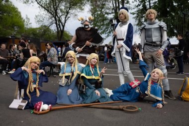 Bükreş, Romanya - 27 Nisan 2025: Doğu Avrupa Comic Con 'da Cosplayers. Çizgi roman, film, TV dizisi, bilim kurgu ve fantezi, oyun, Japon kültürü, Anime, Manga, tahta oyunları, kart oyunları ve son olarak da teknoloji oyunlarını seviyorlar..