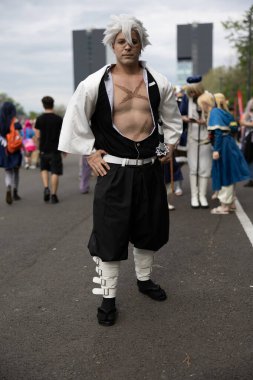 Bükreş, Romanya - 27 Nisan 2025: Doğu Avrupa Comic Con 'da Cosplayers. Çizgi roman, film, TV dizisi, bilim kurgu ve fantezi, oyun, Japon kültürü, Anime, Manga, tahta oyunları, kart oyunları ve son olarak da teknoloji oyunlarını seviyorlar..