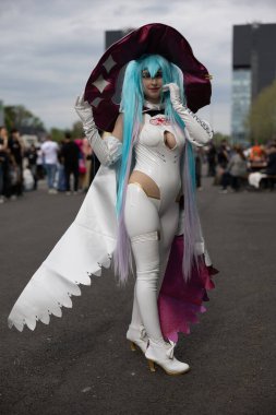 Bükreş, Romanya - 27 Nisan 2025: Doğu Avrupa Comic Con 'da Cosplayers. Çizgi roman, film, TV dizisi, bilim kurgu ve fantezi, oyun, Japon kültürü, Anime, Manga, tahta oyunları, kart oyunları ve son olarak da teknoloji oyunlarını seviyorlar..