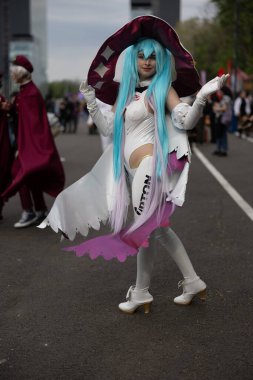 Bükreş, Romanya - 27 Nisan 2025: Doğu Avrupa Comic Con 'da Cosplayers. Çizgi roman, film, TV dizisi, bilim kurgu ve fantezi, oyun, Japon kültürü, Anime, Manga, tahta oyunları, kart oyunları ve son olarak da teknoloji oyunlarını seviyorlar..